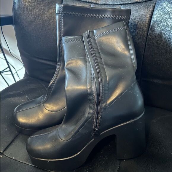 LIKE NEW Women’s 9.5 Dream Pairs Platform Boots - Picture 2 of 4